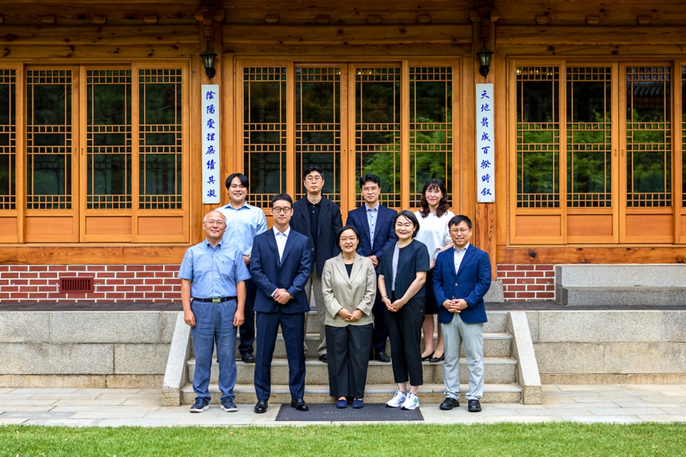 한성숙 국무총리가 8월 9일 서울 종로구 삼청동 국무총리 서울공관에서 열린 청년 일자리·진로 전문가 및 현장 종사자와의 열린 브런치에서 청년 일자리 대책 추진방향에 대해 논의하고 있다.