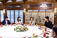 한성숙 국무총리가 8월 9일 서울 종로구 삼청동 국무총리 서울공관에서 열린 청년 일자리·진로 전문가 및 현장 종사자와의 열린 브런치에서 청년 일자리 대책 추진방향에 대해 논의하고 있다.