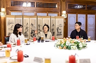 한성숙 국무총리가 8월 9일 서울 종로구 삼청동 국무총리 서울공관에서 열린 청년 일자리·진로 전문가 및 현장 종사자와의 열린 브런치에서 청년 일자리 대책 추진방향에 대해 논의하고 있다.