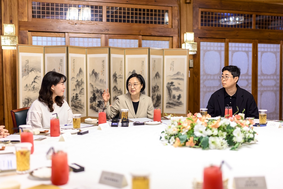 한성숙 국무총리가 8월 9일 서울 종로구 삼청동 국무총리 서울공관에서 열린 청년 일자리·진로 전문가 및 현장 종사자와의 열린 브런치에서 청년 일자리 대책 추진방향에 대해 논의하고 있다.
