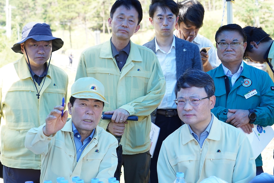 박은식 산림청장이 8월 7일 경남 창녕군 고암면 간상리 소나무재선충병 수종전환 방제사업지를 찾아 관계자들과 특별방제구역 지정에 따른 효율적인 방제 전략과 중앙-지방정부 간 협력 방안에 대해 논의하고 있다.