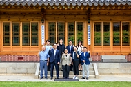 한성숙 국무총리가 8월 9일 서울 종로구 삼청동 국무총리 서울공관에서 열린 청년 일자리·진로 전문가 및 현장 종사자와의 열린 브런치에서 청년 일자리 대책 추진방향에 대해 논의하고 있다.