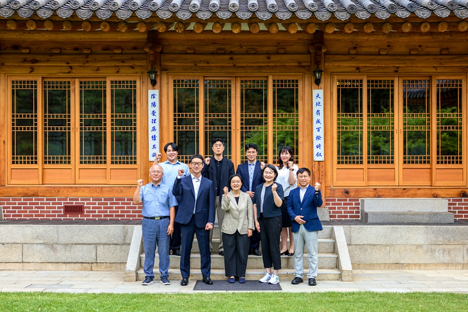 한성숙 국무총리가 8월 9일 서울 종로구 삼청동 국무총리 서울공관에서 열린 청년 일자리·진로 전문가 및 현장 종사자와의 열린 브런치에서 청년 일자리 대책 추진방향에 대해 논의하고 있다.