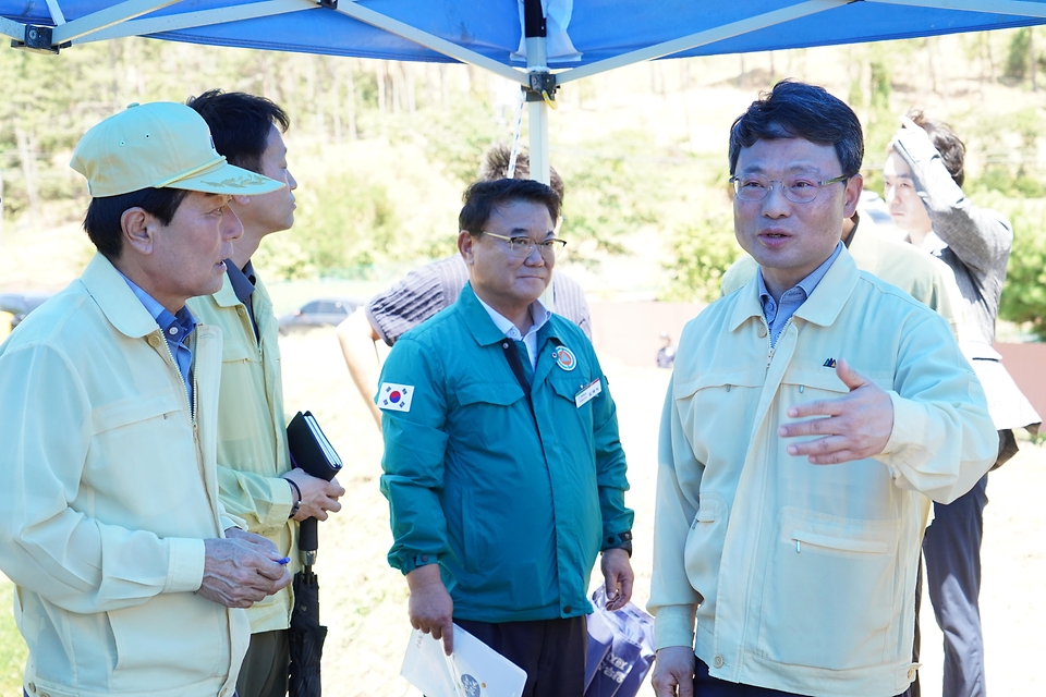 박은식 산림청장이 8월 7일 경남 창녕군 고암면 간상리 소나무재선충병 수종전환 방제사업지를 찾아 관계자들과 특별방제구역 지정에 따른 효율적인 방제 전략과 중앙-지방정부 간 협력 방안에 대해 논의하고 있다.