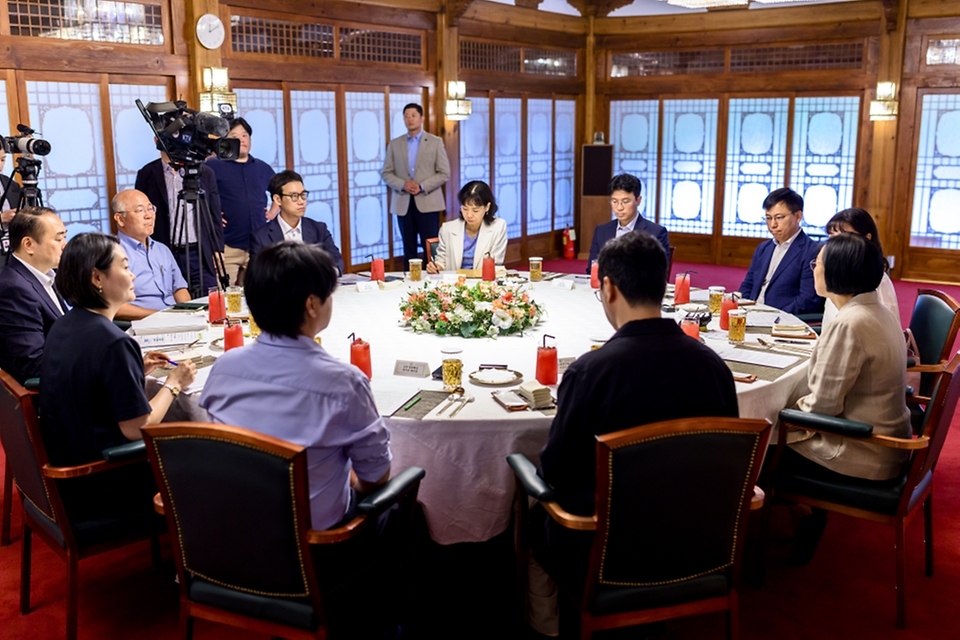한성숙 국무총리가 8월 9일 서울 종로구 삼청동 국무총리 서울공관에서 열린 청년 일자리·진로 전문가 및 현장 종사자와의 열린 브런치에서 청년 일자리 대책 추진방향에 대해 논의하고 있다.