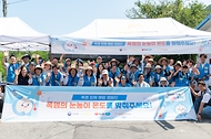 이미선 기상청장이 8월 7일 폭염 취약 가구에 생수 및 냉방용품 등을 배달하는 ‘폭염 피해 예방 캠페인’ 참여자들과 기념촬영을 하고 있다.