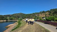 박은식 산림청장이 8월 7일 경남 창녕군 고암면 간상리 소나무재선충병 수종전환 방제사업지를 찾아 관계자들과 특별방제구역 지정에 따른 효율적인 방제 전략과 중앙-지방정부 간 협력 방안에 대해 논의하고 있다.