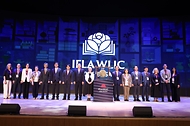 8월 10일 부산 해운대구 벡스코 오디토리움에서 열린 ‘2026 부산 세계도서관정보대회’ 개회식에서 최휘영 문화체육관광부 장관과 전재수 부산광역시시장, 정연욱 공동위원장, 레슬리 위어 IFLA 회장, 샤론 메미스 사무총장 등 기념 촬영을 하고 있다. 