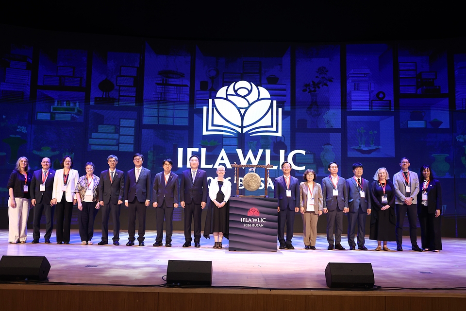 8월 10일 부산 해운대구 벡스코 오디토리움에서 열린 ‘2026 부산 세계도서관정보대회’ 개회식에서 최휘영 문화체육관광부 장관과 전재수 부산광역시시장, 정연욱 공동위원장, 레슬리 위어 IFLA 회장, 샤론 메미스 사무총장 등 기념 촬영을 하고 있다. 