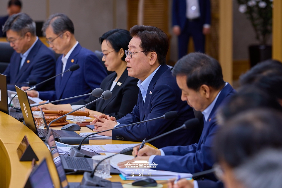 이재명 대통령이 8월 11일 정부세종청사에서 열린 국무회의에서 발언하고 있다.