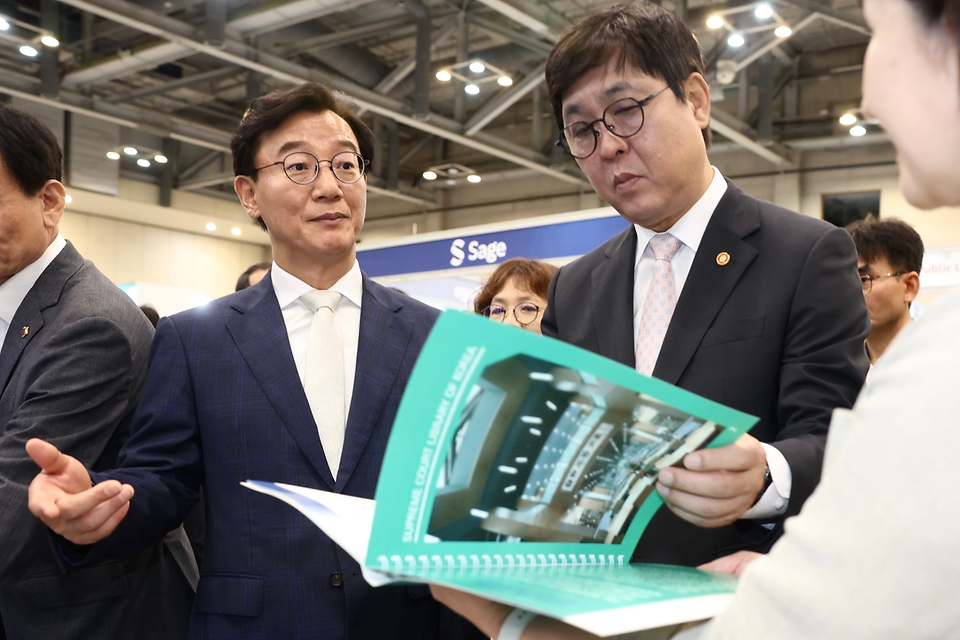 최휘영 문화체육관광부 장관과 전재수 부산광역시장이 8월 10일 부산 해운대구 벡스코 오디토리움에서 열린 ‘2026 부산 세계도서관정보대회’에서 부스를 둘러보고 있다. 