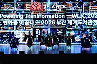 8월 10일 부산 해운대구 벡스코 오디토리움에서 열린 ‘2026 부산 세계도서관정보대회’ 개회식에서 생동감 크루가 ‘지식의 빛, 세계를 움직이다’를 주제로 공연을 펼치고 있다.