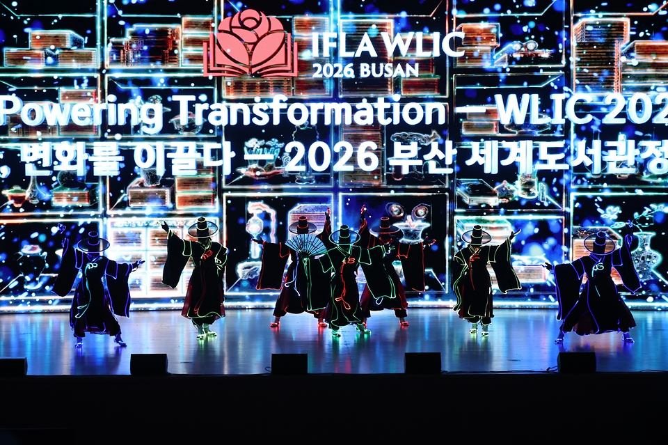 8월 10일 부산 해운대구 벡스코 오디토리움에서 열린 ‘2026 부산 세계도서관정보대회’ 개회식에서 생동감 크루가 ‘지식의 빛, 세계를 움직이다’를 주제로 공연을 펼치고 있다.