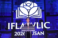 최휘영 문화체육관광부 장관이 8월 10일 부산 해운대구 벡스코 오디토리움에서 열린 ‘2026 부산 세계도서관정보대회’ 개회식에서 축사를 하고 있다. 