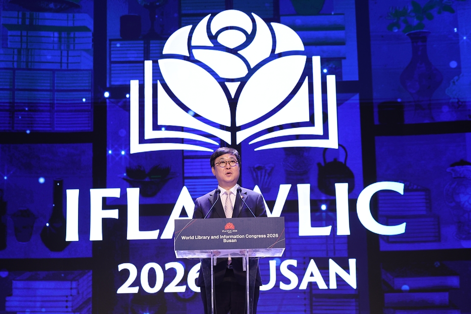 최휘영 문화체육관광부 장관이 8월 10일 부산 해운대구 벡스코 오디토리움에서 열린 ‘2026 부산 세계도서관정보대회’ 개회식에서 축사를 하고 있다. 