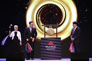 8월 10일 부산 해운대구 벡스코 오디토리움에서 열린 ‘2026 부산 세계도서관정보대회’ 개회식에서 게믹 퍼포먼스가 펼쳐지고 있다. 