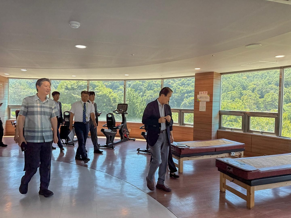 권오을 국가보훈부 장관이 여름 휴가 집중기간을 맞아 보훈휴양원의 안전점검 및 현장 애로사항을 청취하기 위해 8월 7일 충주 보훈휴양원을 방문해 시설을 둘러보며 현장점검을 하고 있다.