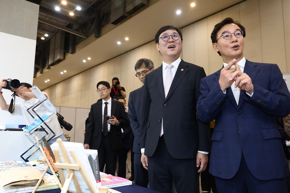 최휘영 문화체육관광부 장관과 전재수 부산광역시장이 8월 10일 부산 해운대구 벡스코 오디토리움에서 열린 ‘2026 부산 세계도서관정보대회’에서 부스를 둘러보고 있다. 