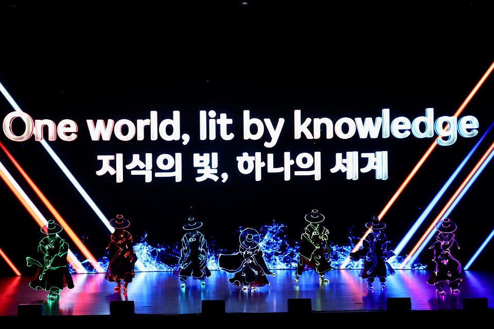 8월 10일 부산 해운대구 벡스코 오디토리움에서 열린 ‘2026 부산 세계도서관정보대회’ 개회식에서 생동감 크루가 ‘지식의 빛, 세계를 움직이다’를 주제로 공연을 펼치고 있다.