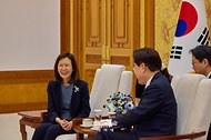 이재명 대통령이 8월 12일 청와대에서 열린 주한대사 신임장 제정식에서 미셸 스틸 주한미국대사와 면담을 나누고 있다.