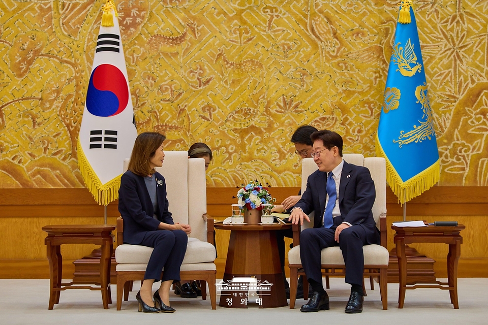 이재명 대통령이 8월 12일 청와대에서 열린 주한대사 신임장 제정식에서 미셸 스틸 주한미국대사와 면담을 나누고 있다.