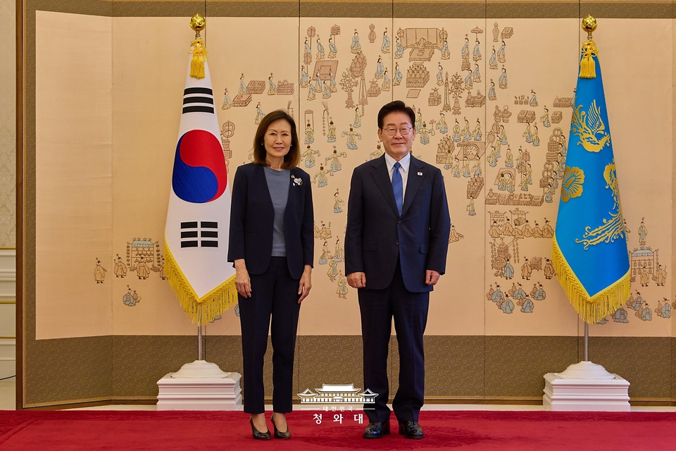 이재명 대통령이 8월 12일 청와대에서 열린 주한대사 신임장 제정식에서 미셸 스틸 주한미국대사에게 신임장을 받고 기념 촬영을 하고 있다.