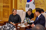 이재명 대통령이 8월 12일 청와대에서 열린 주한대사 신임장 제정식에서 반다 마리아 디아스 스텔제르 세케이라 주한포르투갈대사와 면담을 나누고 있다.