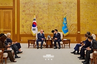 이재명 대통령이 8월 12일 청와대에서 열린 주한대사 신임장 제정식에서 숀 호이 주한아일랜드대사와 면담을 나누고 있다.