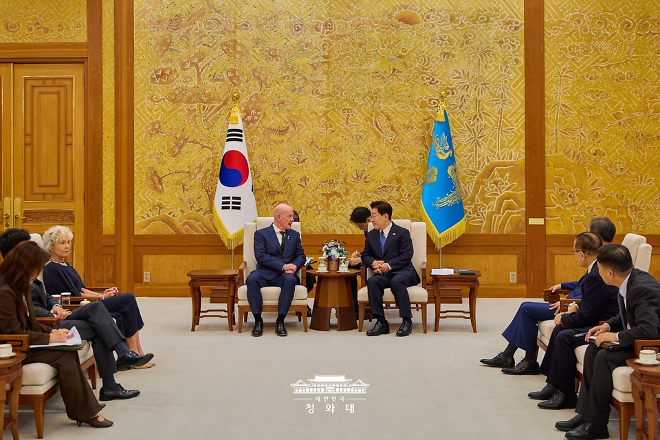 이재명 대통령이 8월 12일 청와대에서 열린 주한대사 신임장 제정식에서 숀 호이 주한아일랜드대사와 면담을 나누고 있다.