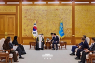 이재명 대통령이 8월 12일 청와대에서 열린 주한대사 신임장 제정식에서 자말 알 수와이디 주한아랍에미트대사와 면담을 나누고 있다.
