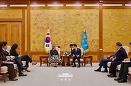 이재명 대통령이 8월 12일 청와대에서 열린 주한대사 신임장 제정식에서 반다 마리아 디아스 스텔제르 세케이라 주한포르투갈대사와 면담을 나누고 있다.