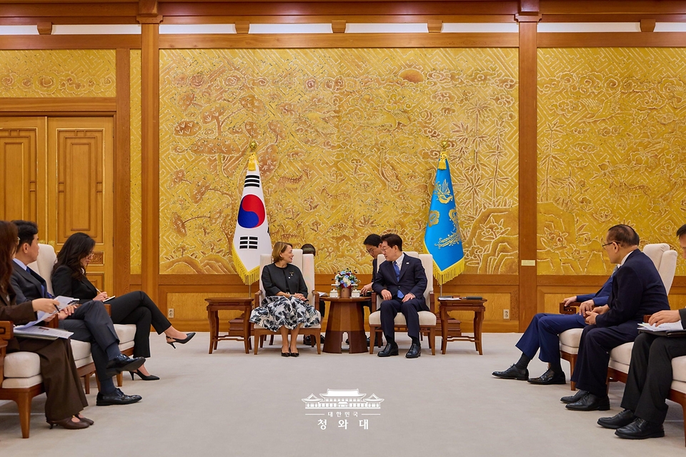 이재명 대통령이 8월 12일 청와대에서 열린 주한대사 신임장 제정식에서 반다 마리아 디아스 스텔제르 세케이라 주한포르투갈대사와 면담을 나누고 있다.