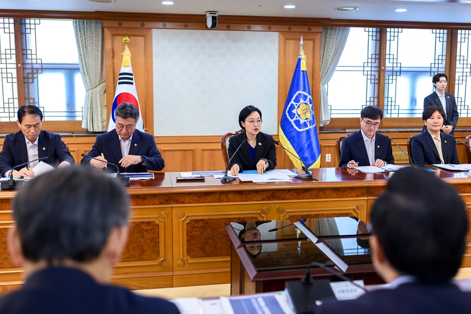 한성숙 국무총리가 8월 12일 서울 종로구 정부서울청사에서 열린 대한민국 2045전략수립위원회 2차 회의에서 발언하고 있다.