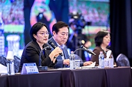한성숙 국무총리가 8월 12일 서울 영등포구 중소기업중앙회에서 열린 중소·벤처·스타트업 규제혁신 대토론회에서 발언하고 있다.