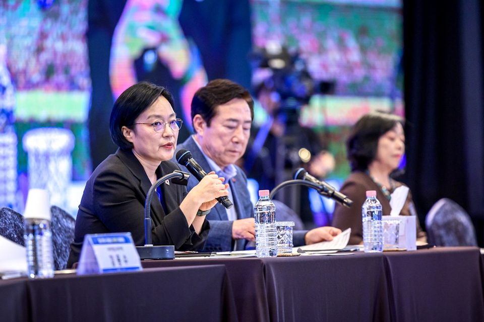 한성숙 국무총리가 8월 12일 서울 영등포구 중소기업중앙회에서 열린 중소·벤처·스타트업 규제혁신 대토론회에서 발언하고 있다.