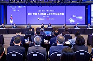한성숙 국무총리가 8월 12일 서울 영등포구 중소기업중앙회에서 열린 중소·벤처·스타트업 규제혁신 대토론회에서 발언하고 있다.