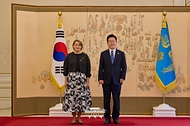 이재명 대통령이 8월 12일 청와대에서 열린 주한대사 신임장 제정식에서 반다 마리아 디아스 스텔제르 세케이라 주한포르투갈대사에게 신임장을 받고 기념 촬영을 하고 있다.