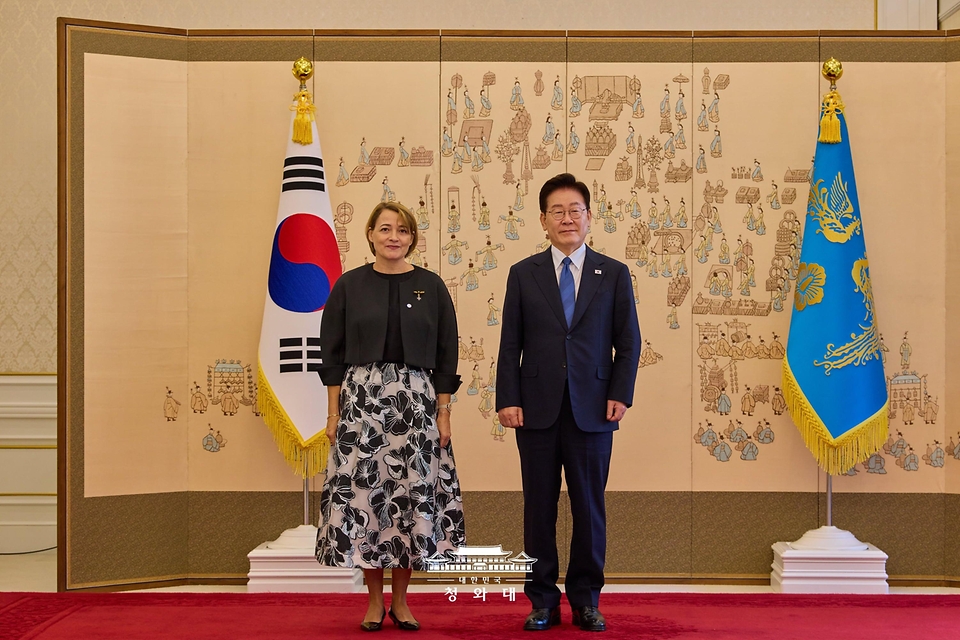 이재명 대통령이 8월 12일 청와대에서 열린 주한대사 신임장 제정식에서 반다 마리아 디아스 스텔제르 세케이라 주한포르투갈대사에게 신임장을 받고 기념 촬영을 하고 있다.
