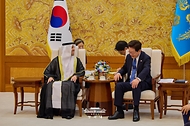 이재명 대통령이 8월 12일 청와대에서 열린 주한대사 신임장 제정식에서 자말 알 수와이디 주한아랍에미트대사와 면담을 나누고 있다.