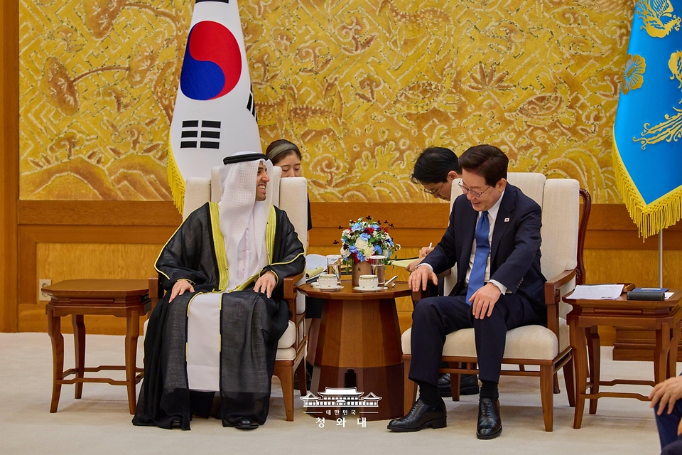 이재명 대통령이 8월 12일 청와대에서 열린 주한대사 신임장 제정식에서 자말 알 수와이디 주한아랍에미트대사와 면담을 나누고 있다.