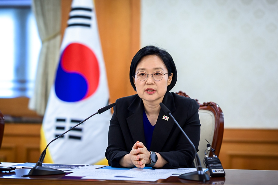 한성숙 국무총리가 8월 12일 서울 종로구 정부서울청사에서 열린 대한민국 2045전략수립위원회 2차 회의에서 발언하고 있다.