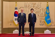 이재명 대통령이 8월 12일 청와대에서 열린 주한대사 신임장 제정식에서 숀 호이 주한아일랜드대사에게 신임장을 받고 기념 촬영을 하고 있다.