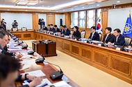 한성숙 국무총리가 8월 12일 서울 종로구 정부서울청사에서 열린 대한민국 2045전략수립위원회 2차 회의에서 발언하고 있다.