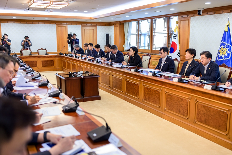 한성숙 국무총리가 8월 12일 서울 종로구 정부서울청사에서 열린 대한민국 2045전략수립위원회 2차 회의에서 발언하고 있다.