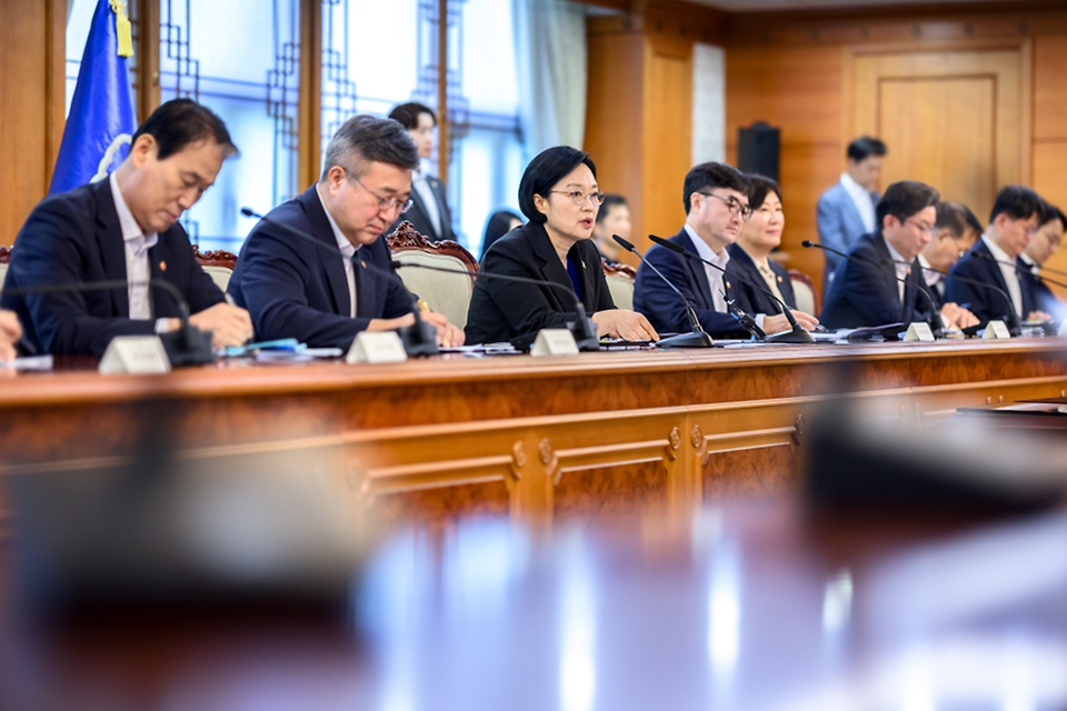 한성숙 국무총리가 8월 12일 서울 종로구 정부서울청사에서 열린 대한민국 2045전략수립위원회 2차 회의에서 발언하고 있다.