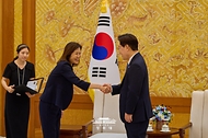 이재명 대통령이 8월 12일 청와대에서 열린 주한대사 신임장 제정식에서 미셸 스틸 주한미국대사와 악수하고 있다.