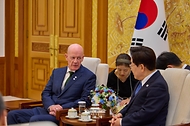 이재명 대통령이 8월 12일 청와대에서 열린 주한대사 신임장 제정식에서 숀 호이 주한아일랜드대사와 면담을 나누고 있다.