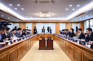 한성숙 국무총리가 8월 12일 서울 종로구 정부서울청사에서 열린 대한민국 2045전략수립위원회 2차 회의에서 발언하고 있다.