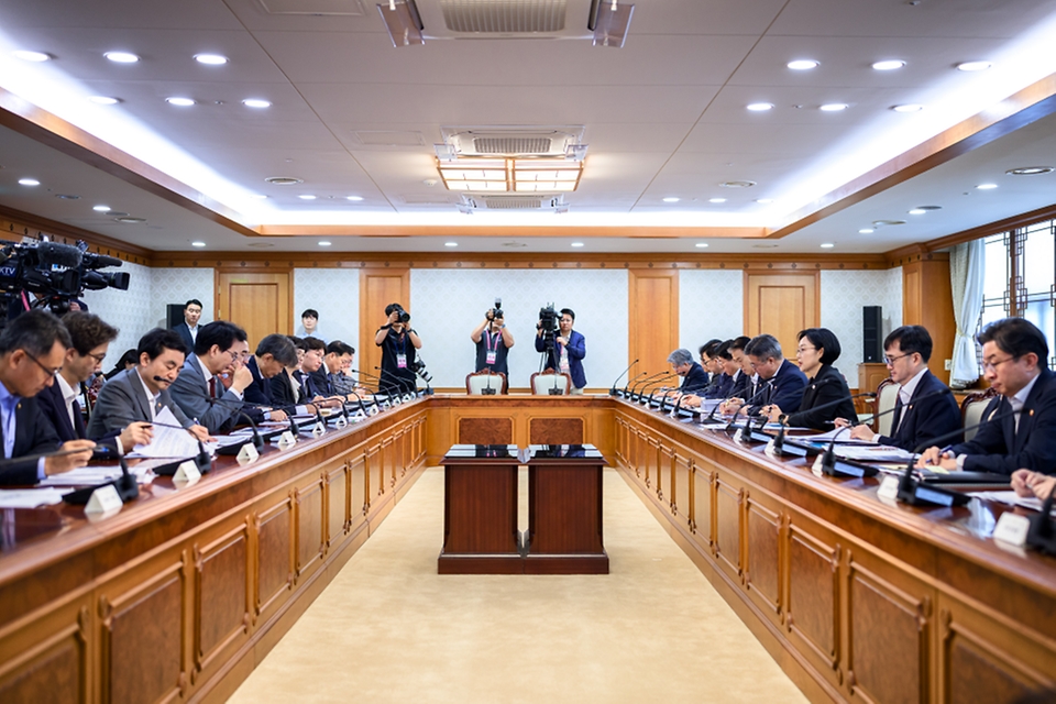 한성숙 국무총리가 8월 12일 서울 종로구 정부서울청사에서 열린 대한민국 2045전략수립위원회 2차 회의에서 발언하고 있다.