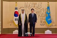 이재명 대통령이 8월 12일 청와대에서 열린 주한대사 신임장 제정식에서 자말 알 수와이디 주한아랍에미트대사에게 신임장을 받고 기념 촬영을 하고 있다.